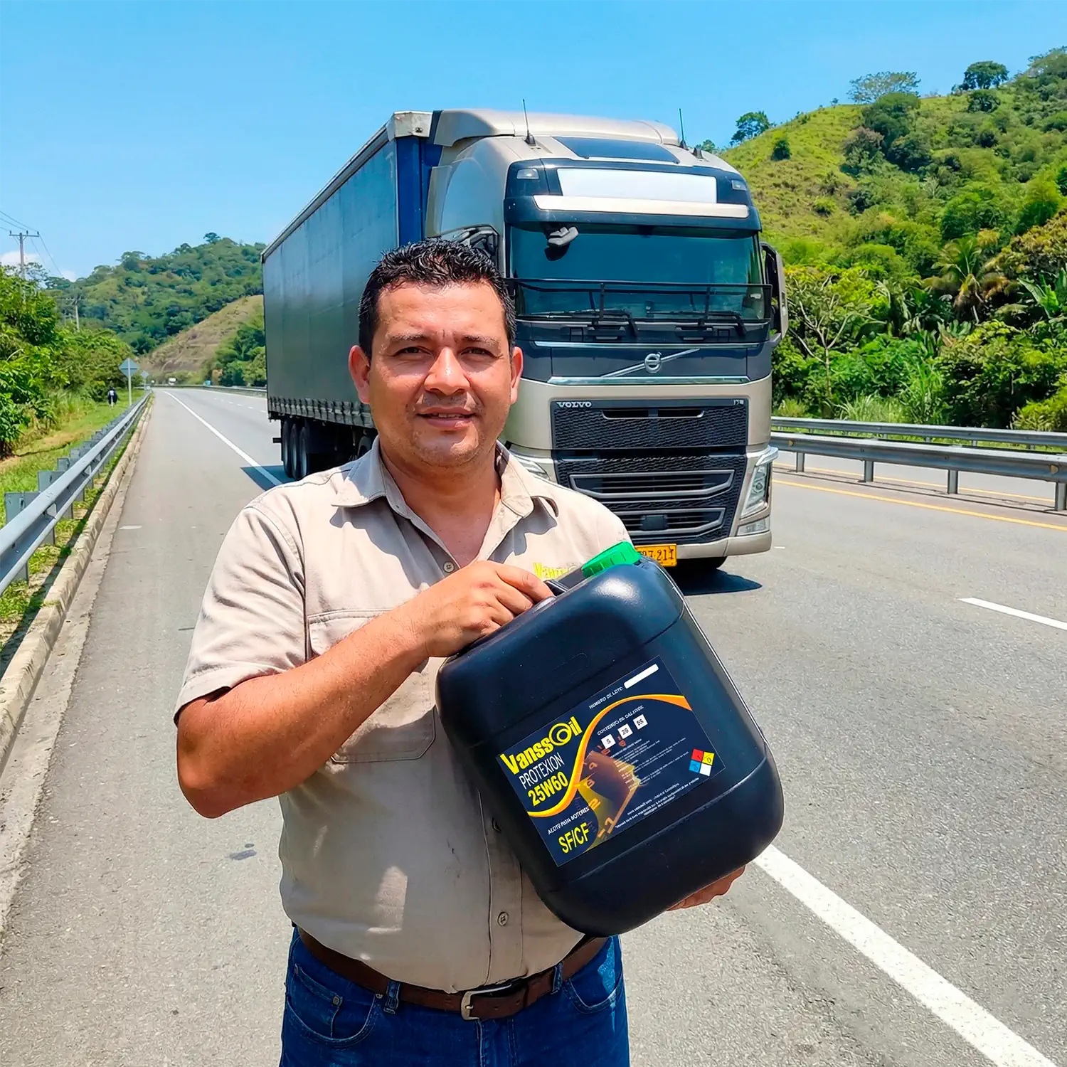 conductor camion sosteniendo garrafa 25w60 vanssoil