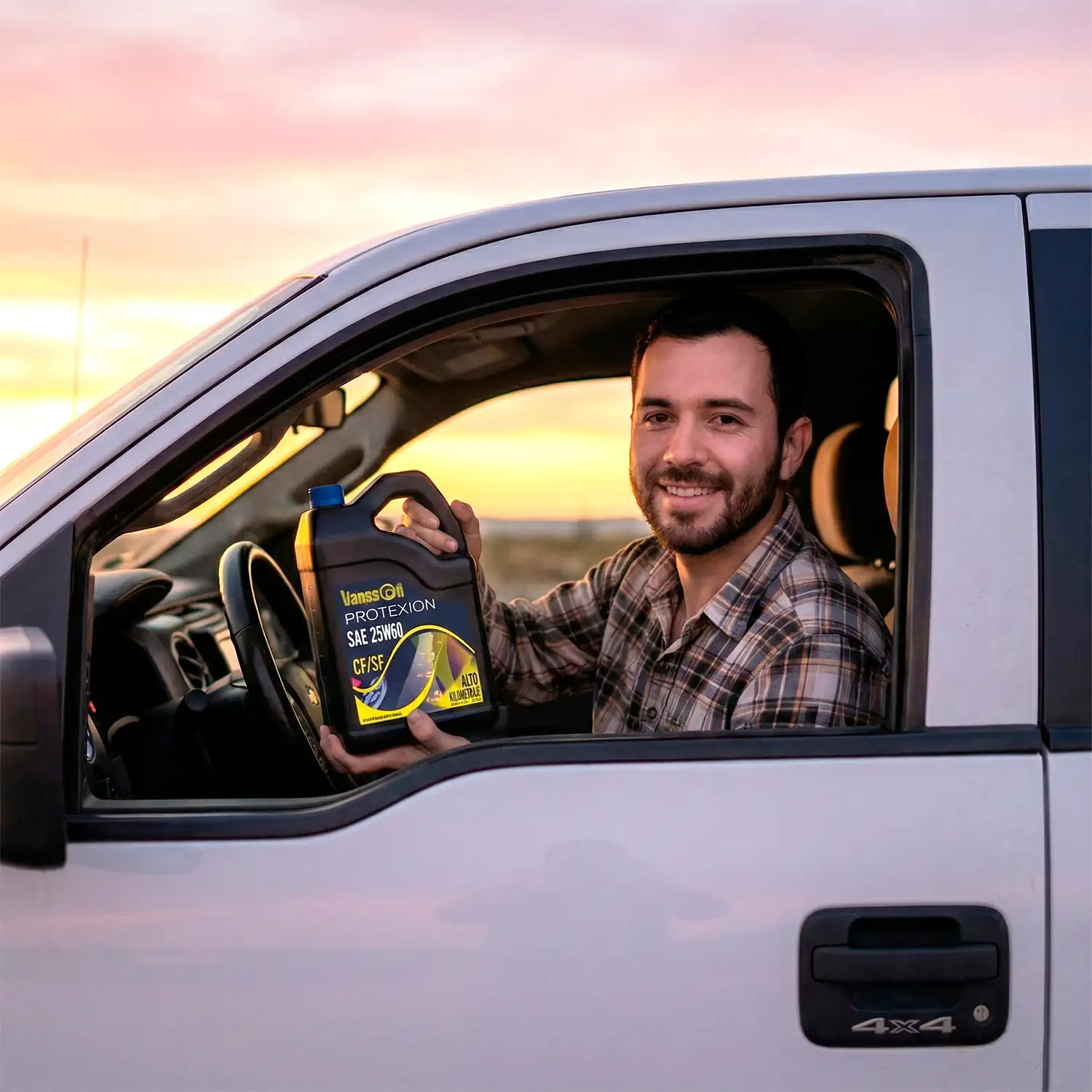conductor camioneta 4x4 sosteniendo galon vanssoil 25w60