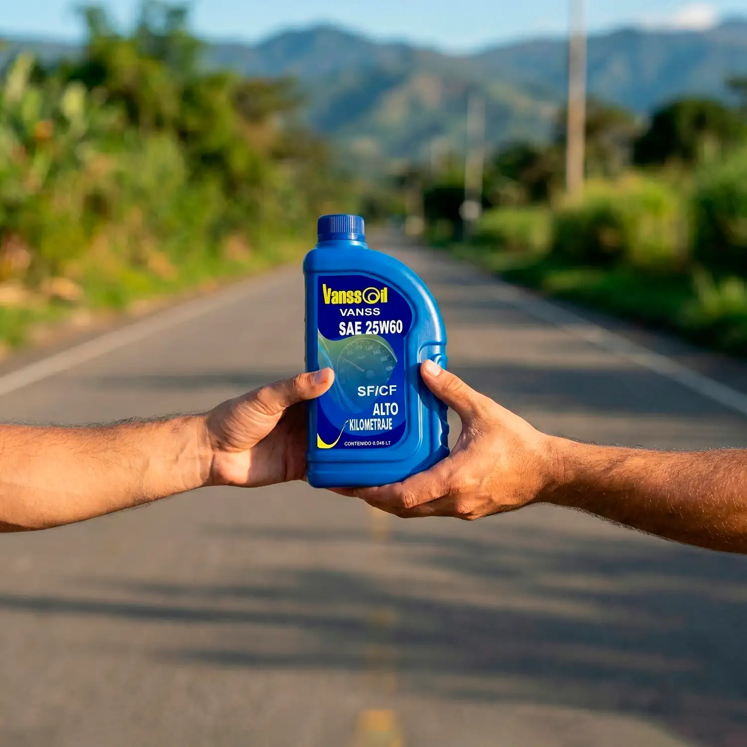 dos manos en mitad de la carretera sosteniendo cuarto 25w60 vanssoil