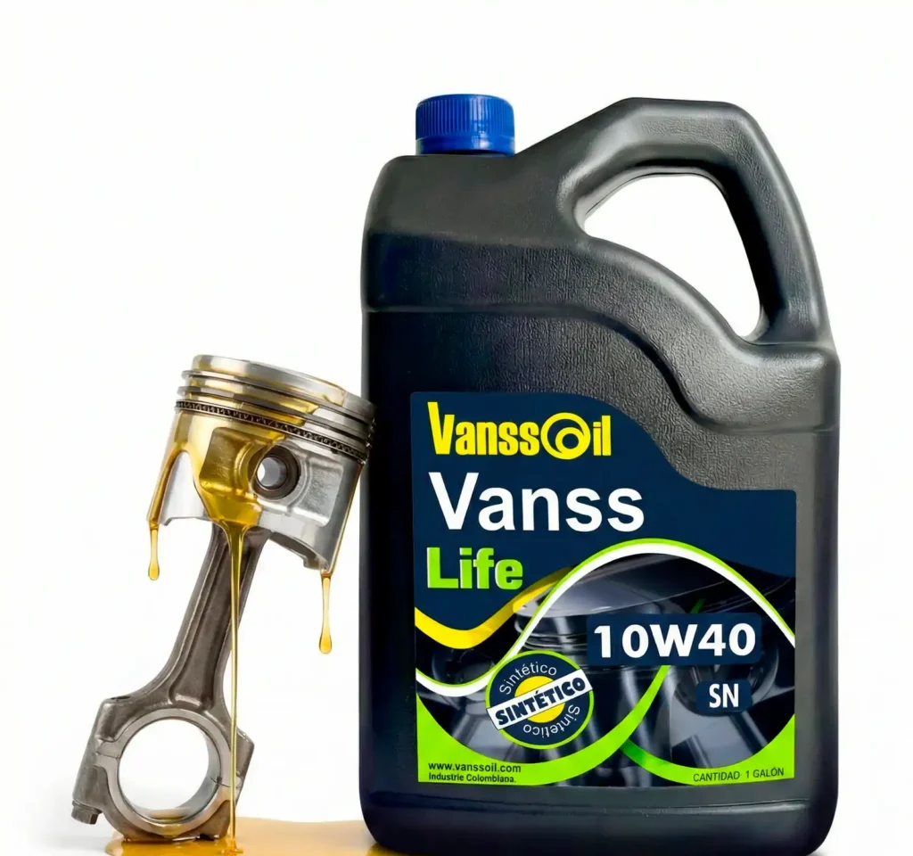 galon 10w40 vanssoil al lado un piston bañado en aceite automotriz