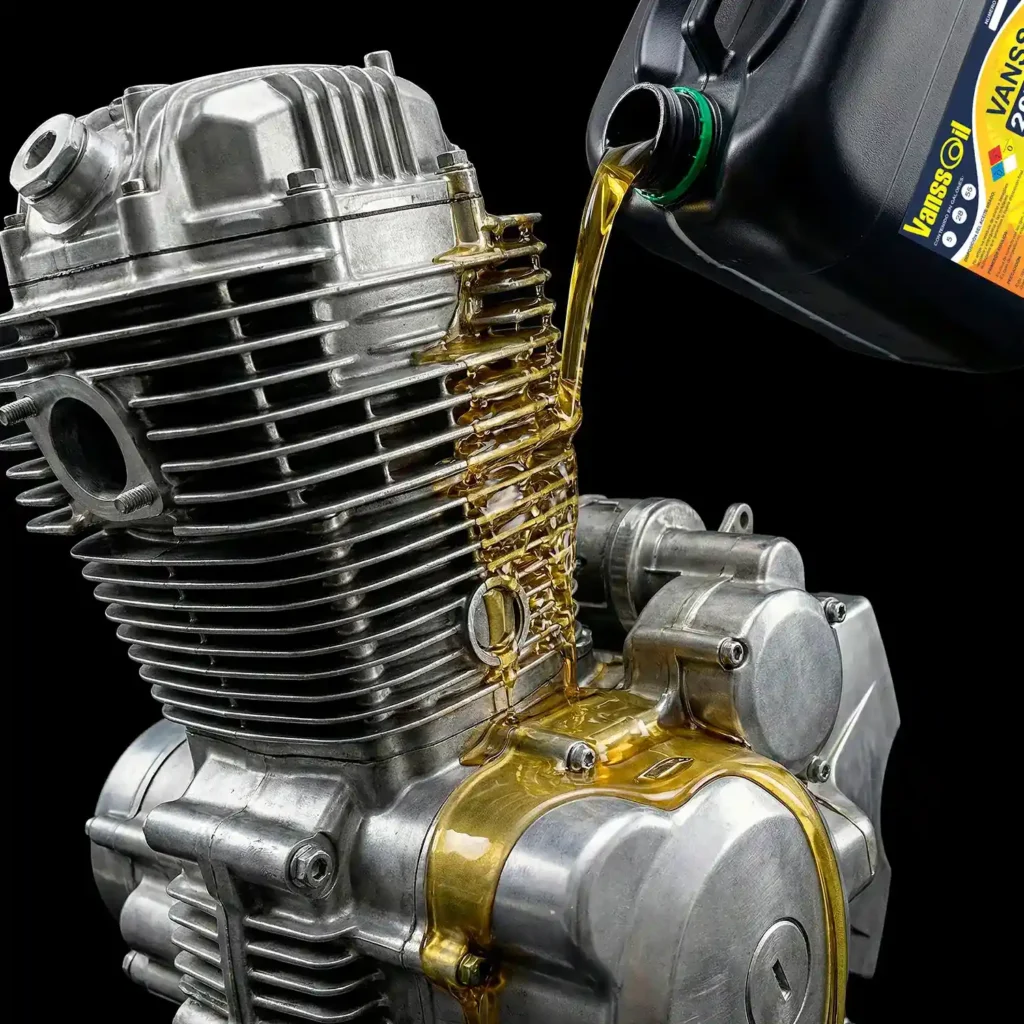 garrafa 20w50 4t chorreando aceite a un motor moto 4 tiempos