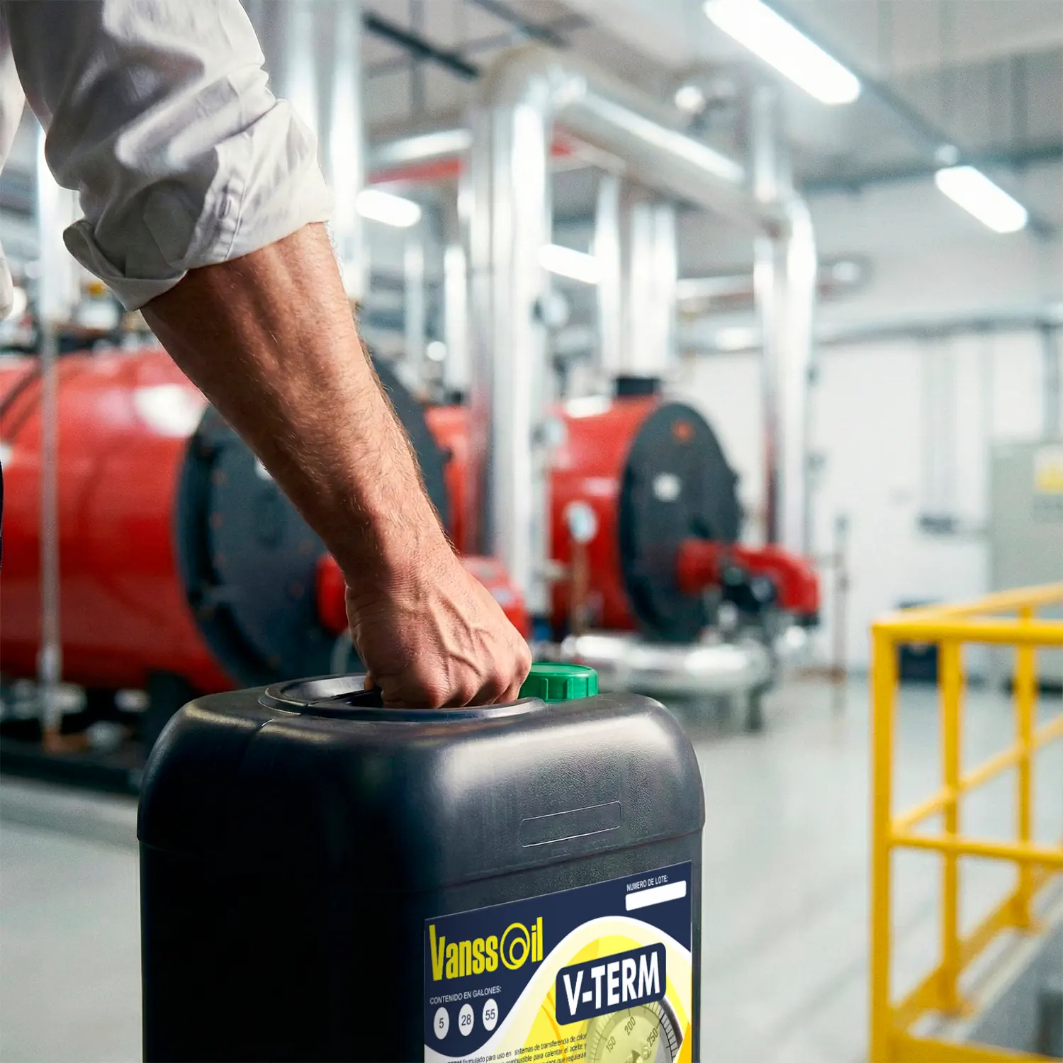 garrafa aceite termico sostenida por brazo planta industrial