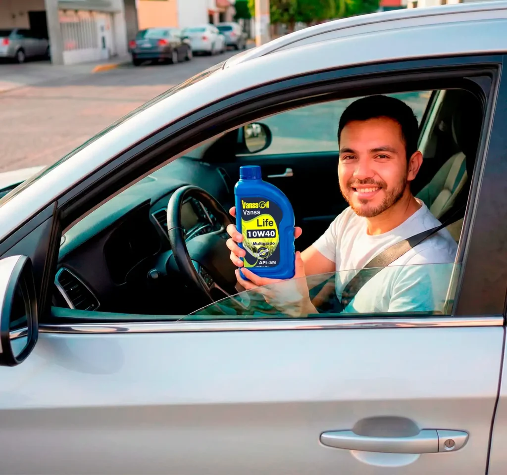 hombre dentro de carro sosteniendo 10w40 vanssoil