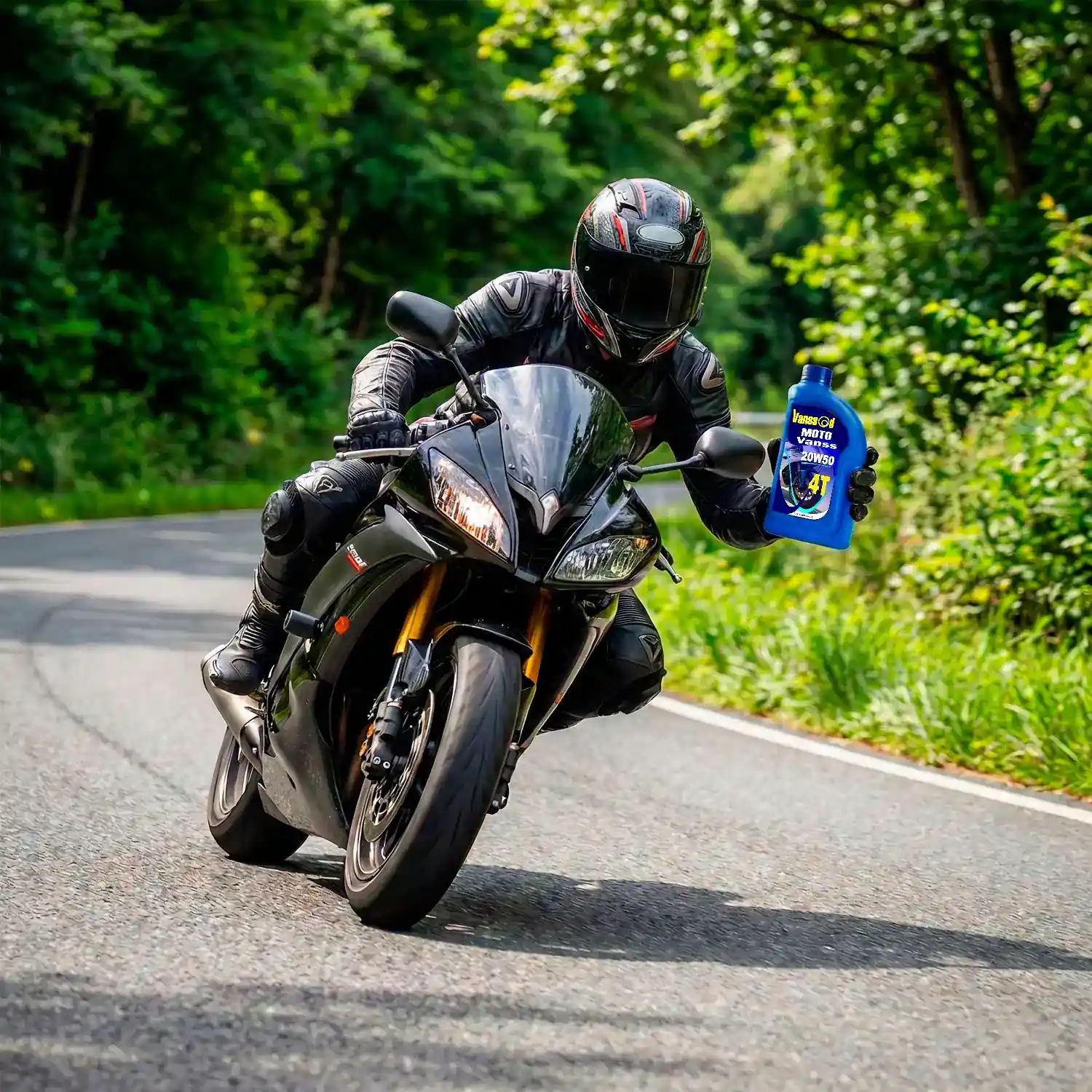 hombre montado en moto sosteniendo cuarto 20w50 4t vanssoil