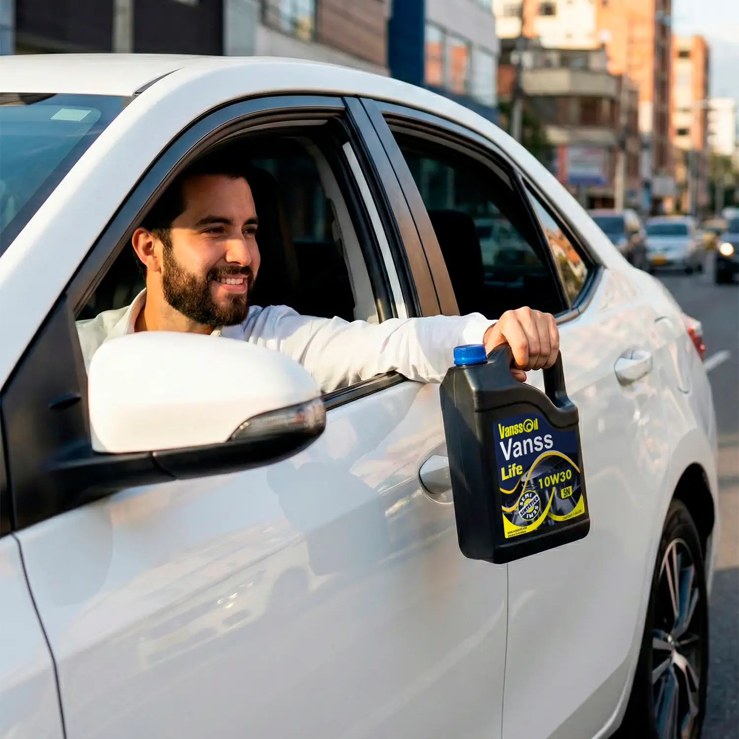 hombre sosteniendo galon 10w30 desde su carro