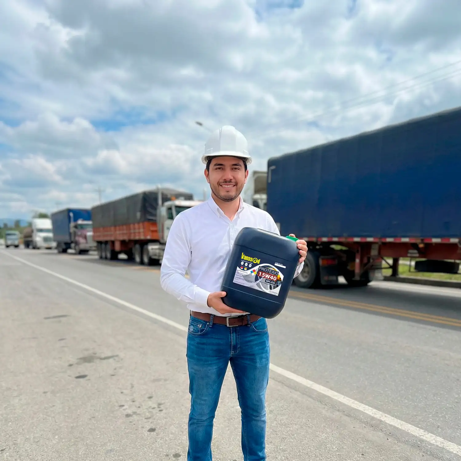 jefe de planta sosteniendo garrafa 15w40 vanssoil