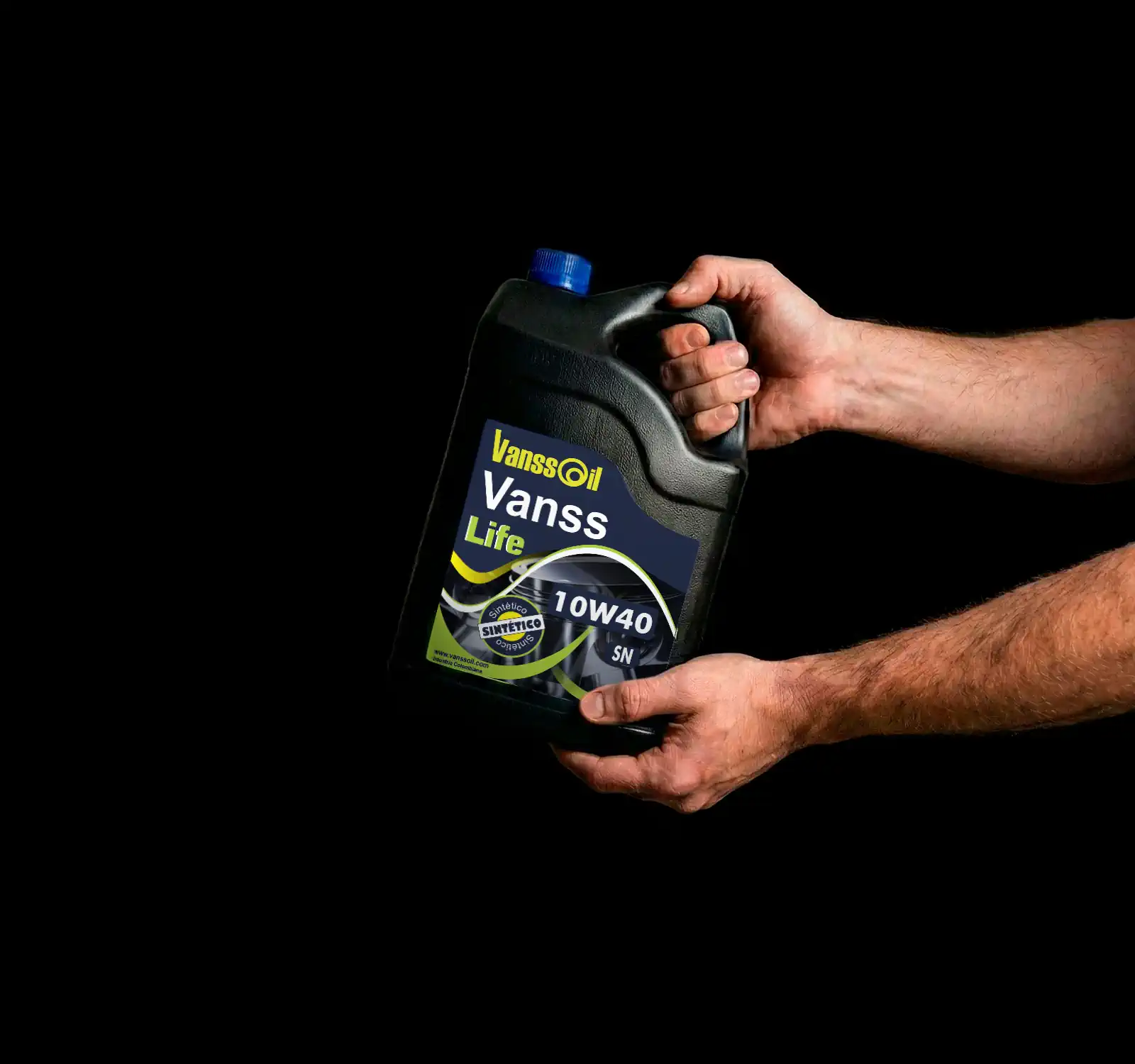 manos de hombre sosteniendo galon 10w40 fondo negro