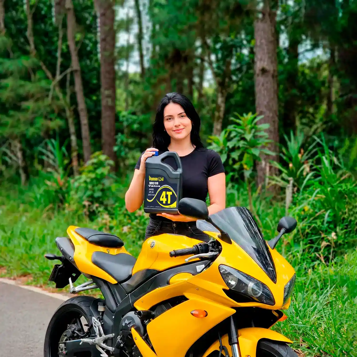 mujer sosteniendo galon 20w50 4t vanssoil