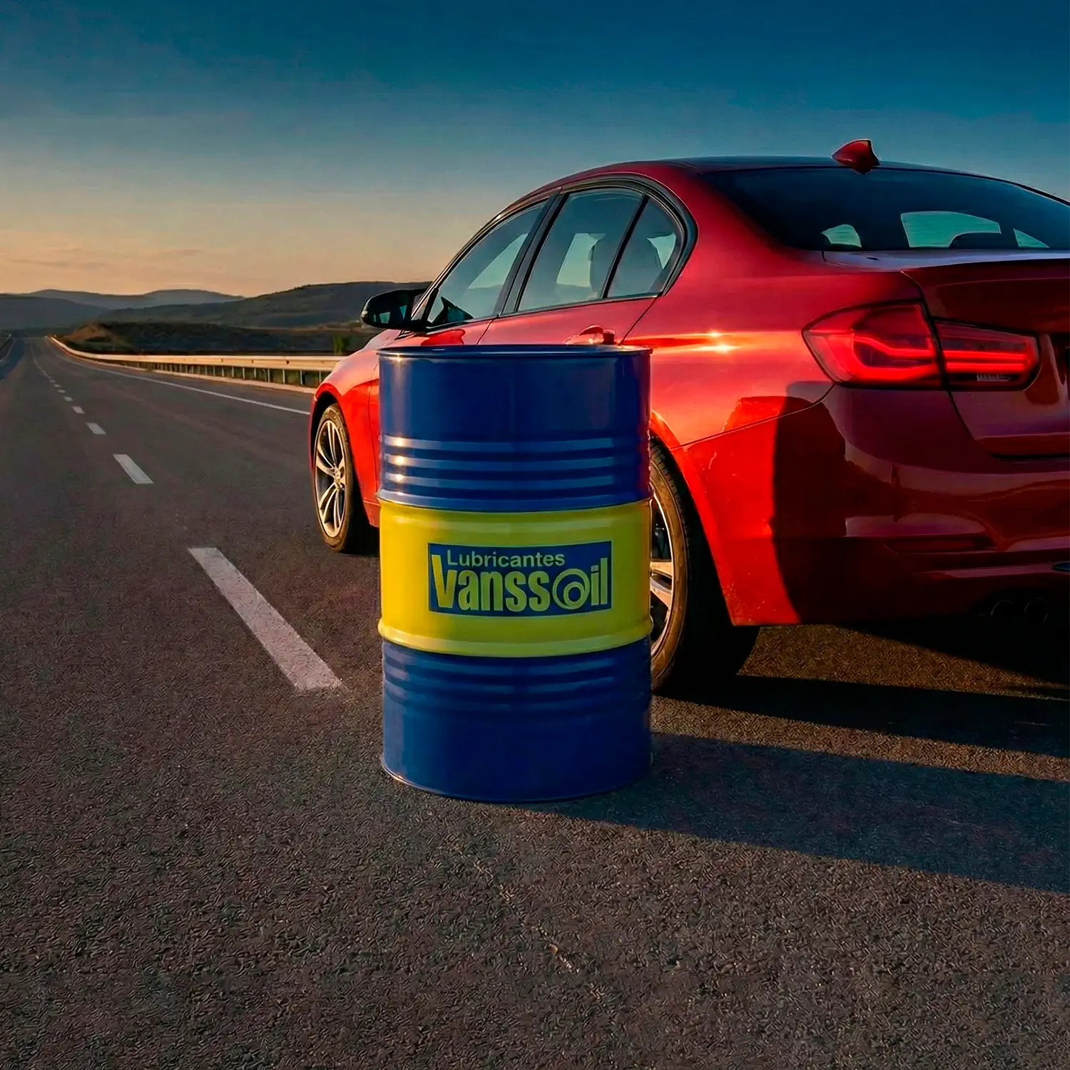 tambor vanssoil al lado de un carro rojo en carretera