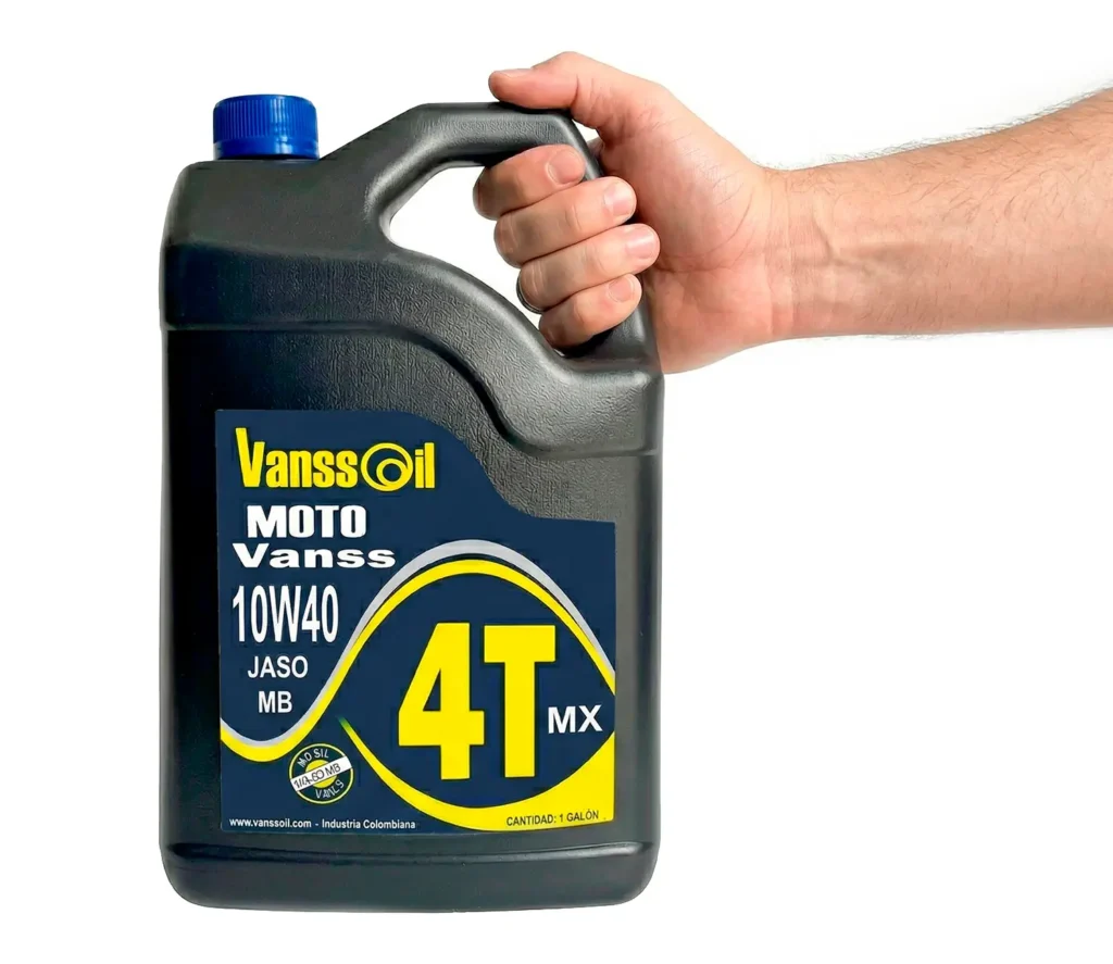 mano fondo blanco sosteniendo aceite 10w40 4t vanssoil