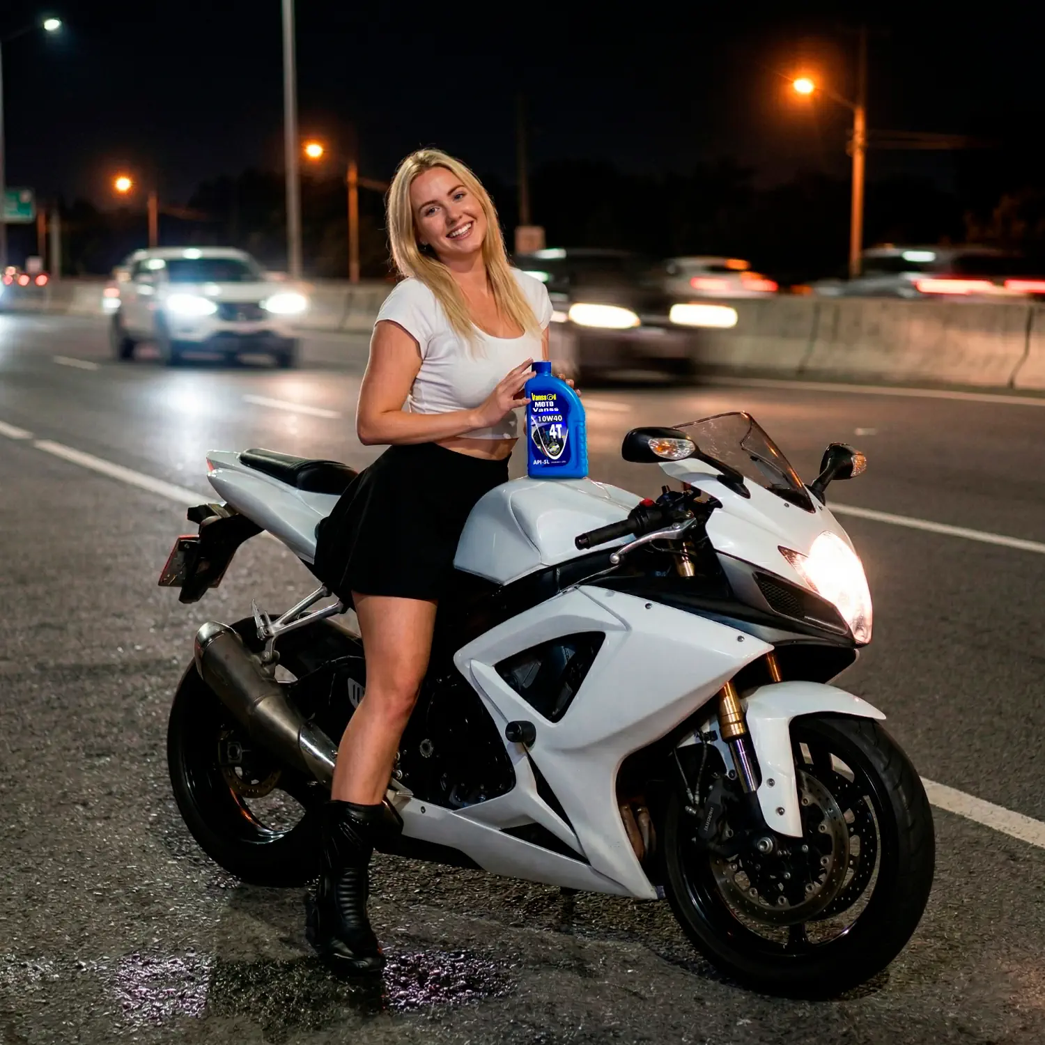 mujer en carretera de noche sosteniendo cuarto 10w40 4t