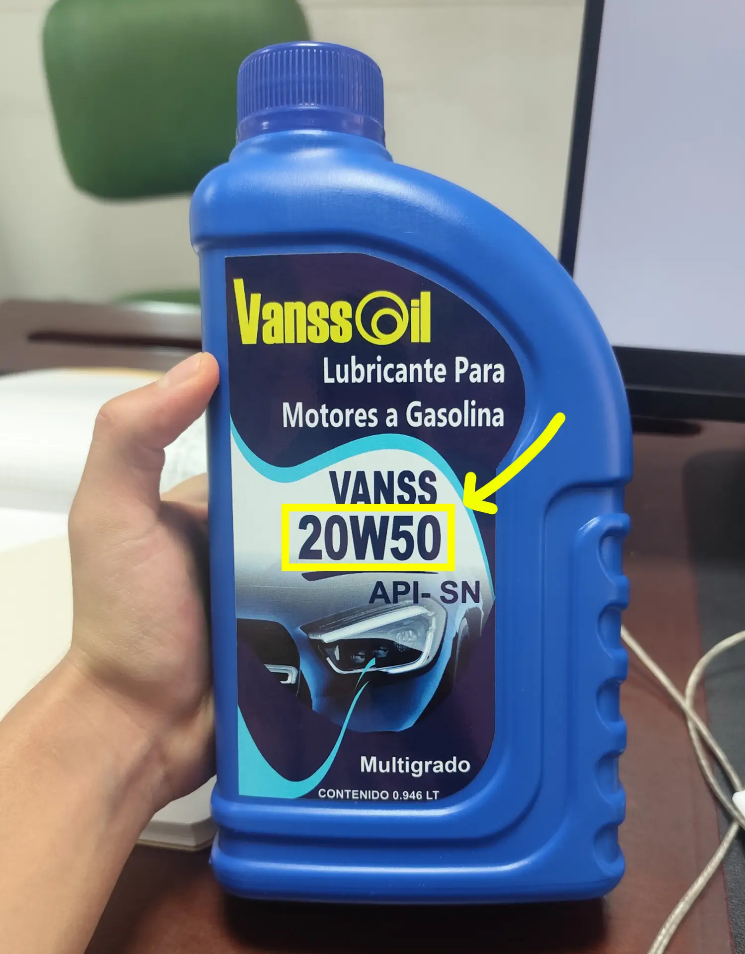 aceite 20w50 tipo cuarto sostenido por una mano